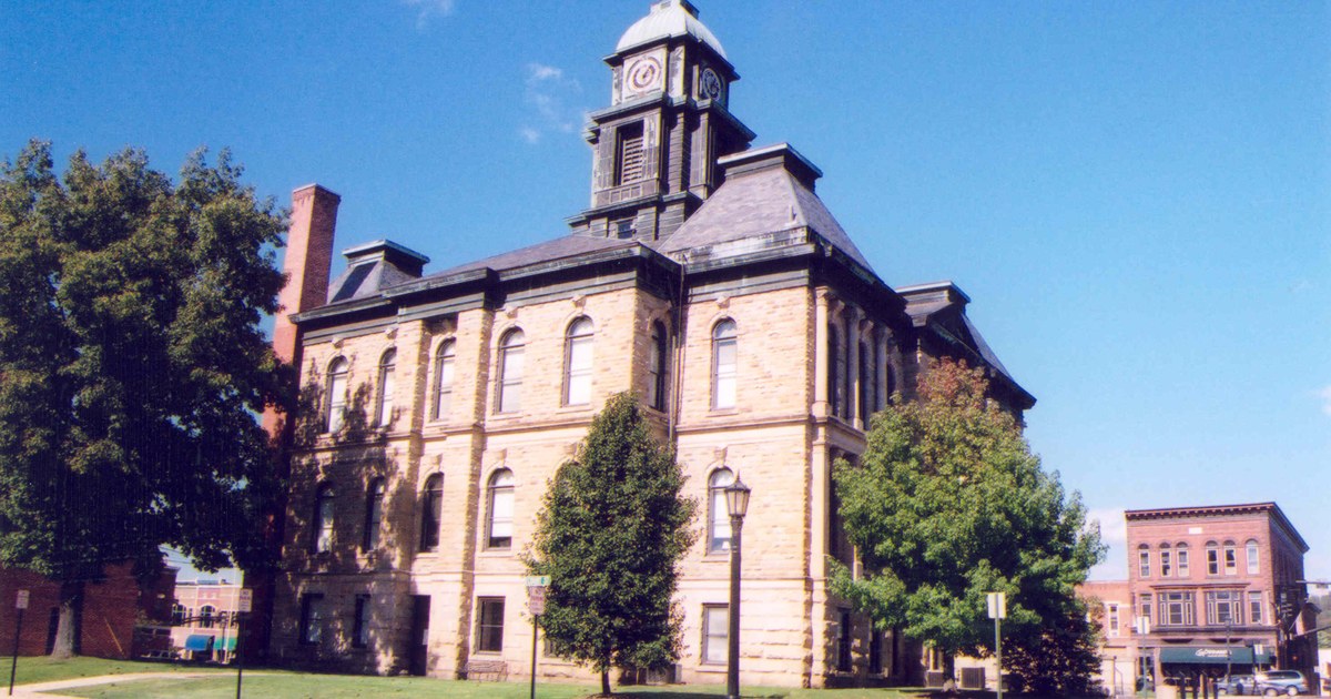 Holmes County Courthouse in Millersburg, Ohio