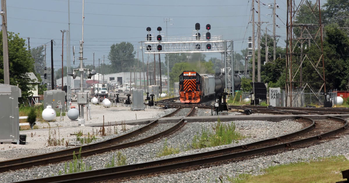 A Wheeling and Lake Erie Railway locomotive approaches through the Bellevue, Ohio railyard