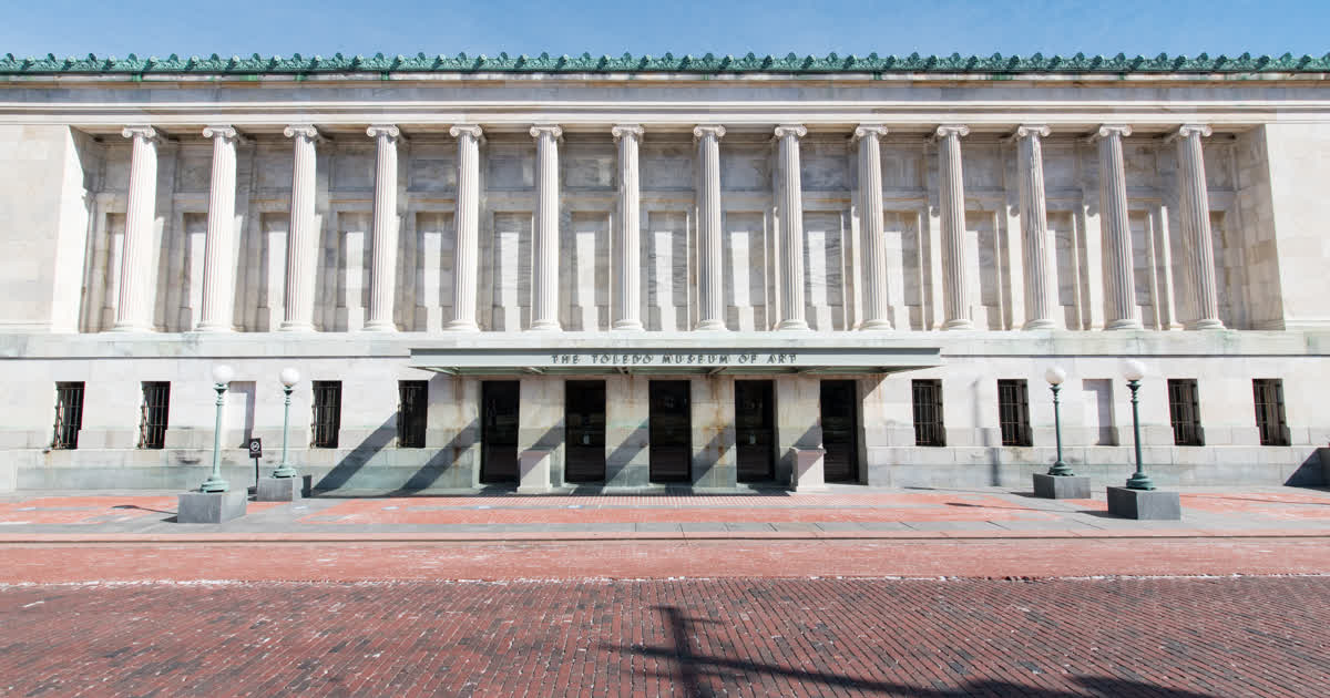 Front entrance of the Toledo Museum of Art in Toledo, Ohio, with its columned facade and name above the doors