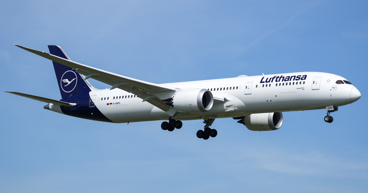 Lufthansa Boeing 787 Dreamliner in flight