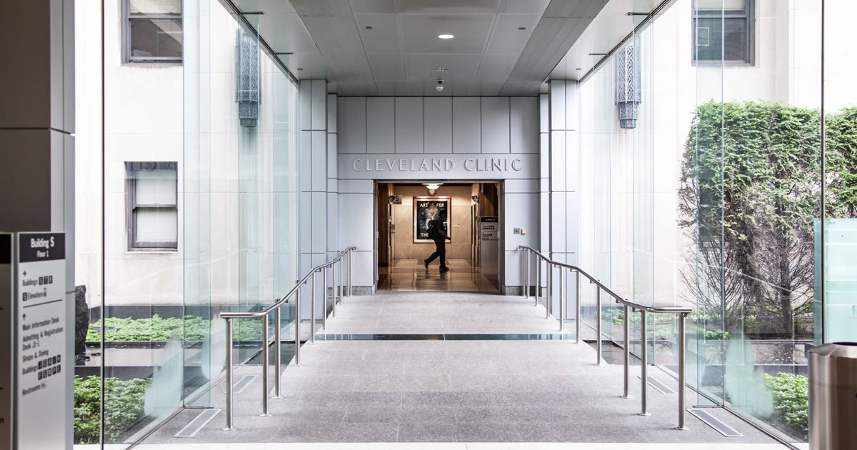 Cleveland Clinic entrance walkway