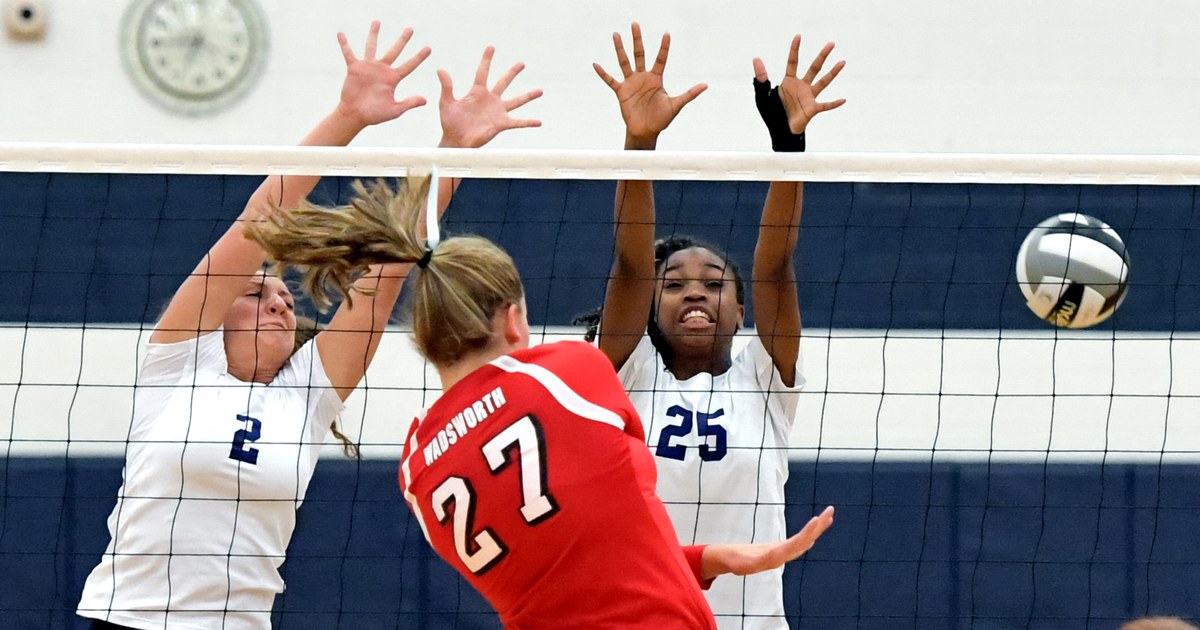 High school volleyball players at the net in Ohio