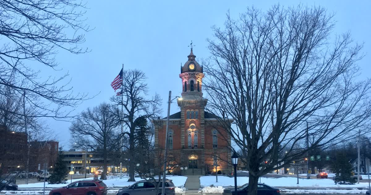 Geauga County Courthouse in Chardon Square, Chardon, Ohio