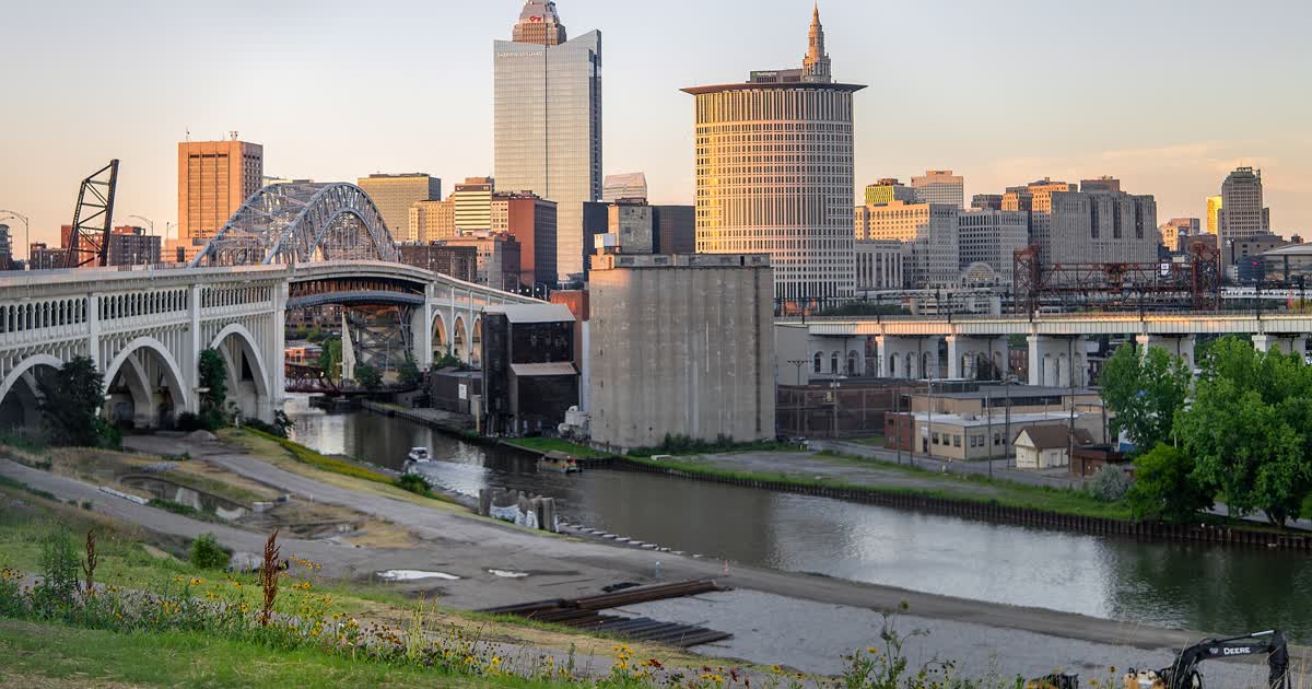Cleveland skyline with Terminal Tower and the Cuyahoga River