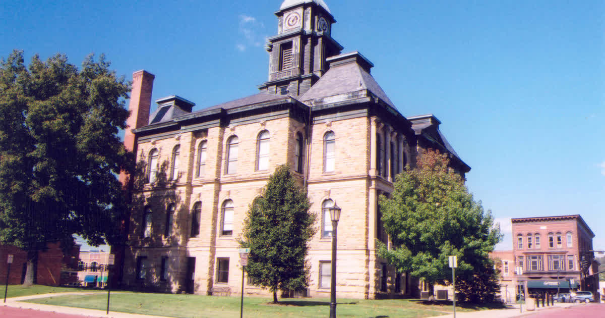 Holmes County Courthouse in Millersburg, Ohio