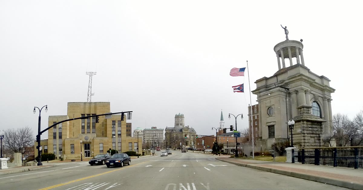 High Street in downtown Hamilton, Ohio, with the Soldiers Monument and Butler County Courthouse