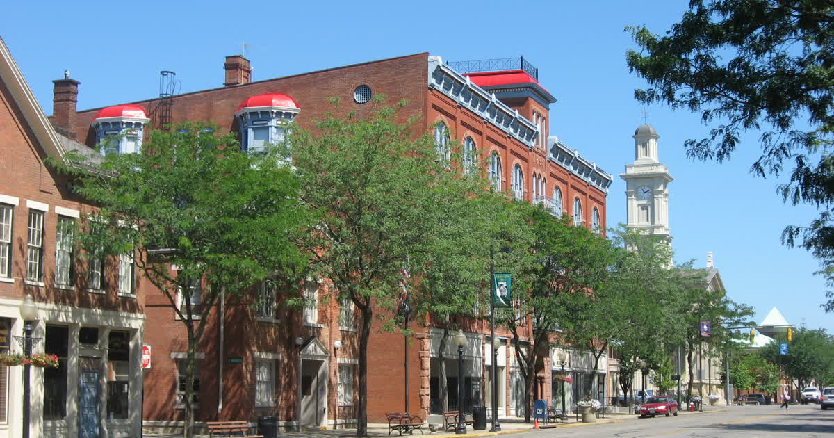 South Paint Street in downtown Chillicothe, Ohio, with the Ross County Courthouse clock tower