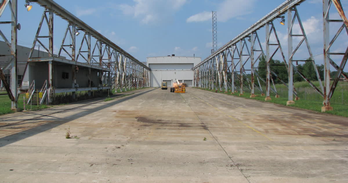 Industrial structures and a facility building at the Portsmouth Site near Piketon, Ohio